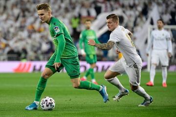 Martin Odegaard gets away from Toni Kroos.