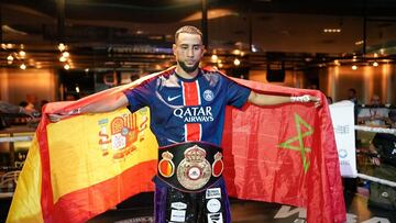 Moussa Gholam tras el triunfo con la bandera de España y Marruecos.
