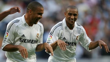 Ronaldo y Roberto Carlos, celebrando un gol con el Real Madrid.