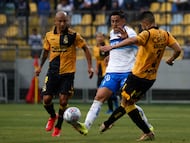 Futbol, Universidad Catolica vs Coquimbo Unido.
Final Supercopa 2026.
El jugador de Universidad Catolica Matias Palavecino, centro, disputa el balon con Bruno Cabrera de Coquimbo Unido durante la final de la Supercopa realizada en el estadio Sausalito de Vina del Mar, Chile.
25/01/2026
Sebastian Cisternas/Photosport
Football, Universidad Catolica vs Coquimbo Unido.
2025 Supercopa Championship semifinal.
Universidad Catolica’s player Matias Palavecino, center, vies for the ball against Bruno Cabrera of Coquimbo Unido during the Supercopa Championship final match at the Sausalito stadium in Vina del Mar, Chile.
25/01/2026
Sebastian Cisternas/Photosport