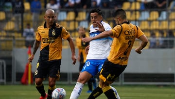 Futbol, Universidad Catolica vs Coquimbo Unido.
Final Supercopa 2026.
El jugador de Universidad Catolica Matias Palavecino, centro, disputa el balon con Bruno Cabrera de Coquimbo Unido durante la final de la Supercopa realizada en el estadio Sausalito de Vina del Mar, Chile.
25/01/2026
Sebastian Cisternas/Photosport
Football, Universidad Catolica vs Coquimbo Unido.
2025 Supercopa Championship semifinal.
Universidad Catolica’s player Matias Palavecino, center, vies for the ball against Bruno Cabrera of Coquimbo Unido during the Supercopa Championship final match at the Sausalito stadium in Vina del Mar, Chile.
25/01/2026
Sebastian Cisternas/Photosport