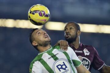 El delantero argelino del Córdoba Nabil Ghilas y el defensa brasileño del Deportivo Sidnei Rechel da Silva.