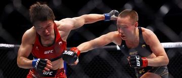 Rose Namajunas y Zhang Weili cruzan golpes en el UFC 268.