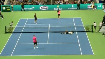 Golpe in¨¦dito de Federer para ganar: s¨ª, es de otro planeta