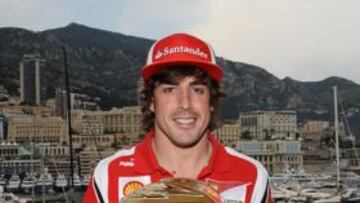 <b>SOLIDARIO. </b>Alonso usará en Montecarlo y Singapur este casco dorado y blanco; al final del año se subastará a beneficio de su fundación.