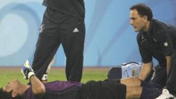 Ustaria, momentos después de lesionarse, en el partido que Argentina disputaba contra Holanda durante los Juegos.