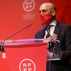 Rubiales defiende el nivel de los árbitros españoles y el VAR