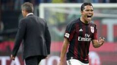 Carlos Bacca, con la imagen al fondo del destituido Sinisa Mihajlovic, su primer DT en el Milan.