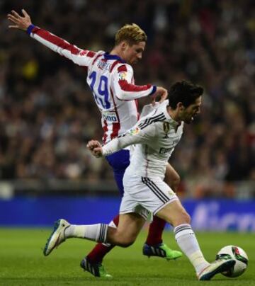 Fernando Torres lucha un balón con Isco.