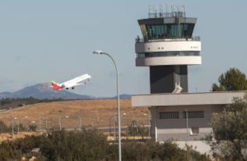 El Villarreal se ha convertido hoy en el primer pasajero "oficial" del aeropuerto de Castellón, inaugurado hace casi cuatro años, al subirse a un avión chárter que le llevó hasta San Sebastián para enfrentarse a la Real Sociedad en la Copa del Rey. 