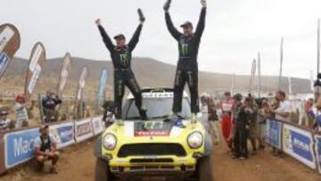 FELICIDAD EN CHILE. Nani Roma y su copiloto, Michel Périn, celebran sobre su Mini el título en coches; mientras, Marc Coma festejaba su cuarto Dakar en motos.