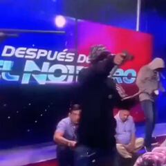 ¡Impactante!: un grupo de encapuchados se tomó un canal de TV en Ecuador