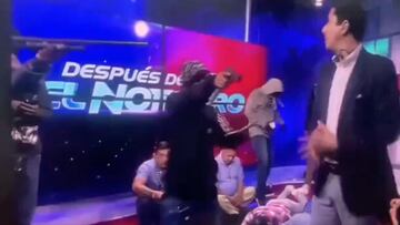 ¡Impactante!: un grupo de encapuchados se tomó un canal de TV en Ecuador