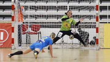 BUC20 BUCAREST (RUMAN&Iacute;A), 17/03/2017.- La guardameta de la selecci&oacute;n espa&ntilde;ola femenina de balonmano, Silvia Navarro (c), trata de para el lanzamiento de la rumana Anet Udristoiu, durante el partido amistoso disputado entre ambos equipos en el Dinamo Sports Hall de Bucarest, Ruman&iacute;a, hoy, 17 de marzo de 2017. EFE/ROBERT GHEMENT