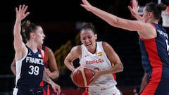 Spain&#039;s Laia Palau goes to the basket past France&#039;s Alix Duchet (L) in the women&#039;s quarter-final basketball match between Spain and France during the Tokyo 2020 Olympic Games at the Saitama Super Arena in Saitama on August 4, 2021. (Photo by Thomas COEX / AFP)