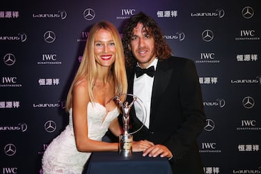 Carles Puyol y Vanesa Lorenzo se conocieron a finales de 2012 gracias a un amigo en común, el doctor Toni Tramullas, médico y amigo del exfutbolista. Él, actuando como auténtico celestino, organizó una cita a ciegas entre ambos: Puyol acababa de ser operado de la rodilla y no tenía ánimos para nada, mientras que Vanesa, tras vivir 15 años en Nueva York, tampoco quería conocer a nadie… y mucho menos a un futbolista.
