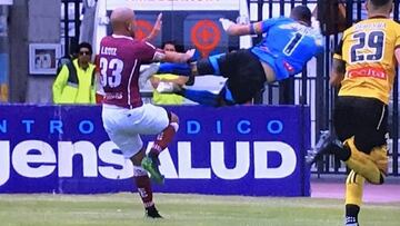 Solo tarjeta amarilla: la brutal patada de Cano en el clásico