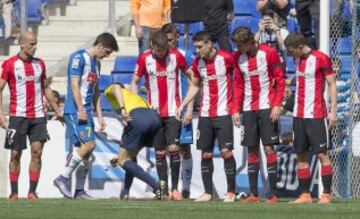 El árbitro Prieto Iglesias marca con espray el punto de la barrera. 



