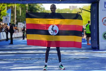 El atleta ugandés posa con la bandera de su país, tras proclamarse vencedor. Consiguió la victoria con un tiempo 2h10:29.