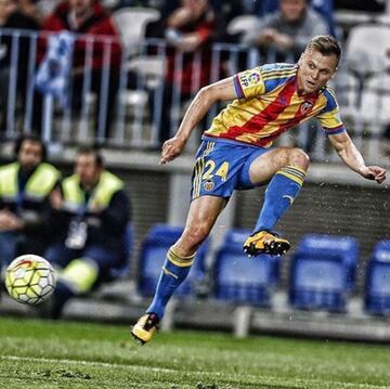 En el mercado invernal de 2016 fue cedido al Valencia. Cheryshev jugó 8 partidos entre febrero y junio de la temporada 2015/16, en la que anotó 3 goles.