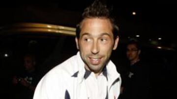 <b>SOLICITADO. </b>Raúl Tamudo firma un autógrafo a una aficionada, a su llegada a Tenerife.