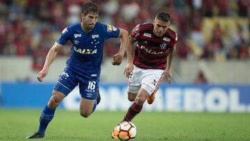 Lucas Silva conduce el bal&oacute;n durante un partido entre Cruzeiro y Flamengo. 