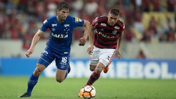 Lucas Silva conduce el bal&oacute;n durante un partido entre Cruzeiro y Flamengo. 