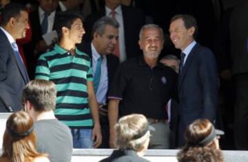 Emilio Butrageño junto al refugiado sirio Osama Abdul Mohsen y su hijo Mohamed en el palco.