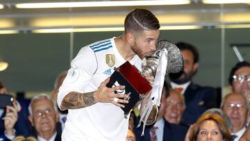 Sergio Ramos, con el trofeo que acredita al Real Madrid como campeón de la Supercopa de España.