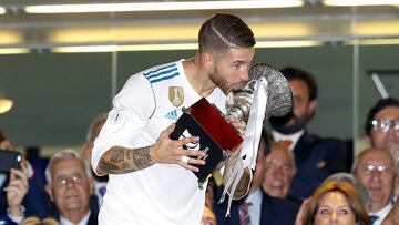 Sergio Ramos, con el trofeo que acredita al Real Madrid como campe&oacute;n de la Supercopa de Espa&ntilde;a. 