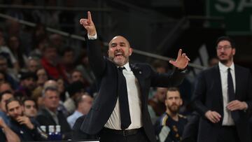 El entrenador del Real Madrid, Chus Mateo, durante el primer partido de los playoff de cuartos de final de la Euroliga ante el Baskonia que se disputa este martes en el Wizink Center de Madrid.