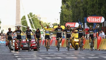 Chris Froome cruzó la meta abrazado a sus compañeros del Sky.