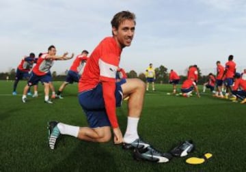 Nacho Monreal se cambia botines antes de hacer fútbol.