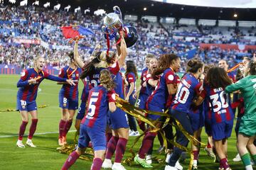 El Barcelona no encontr車 rival en una Real Sociedad que estuvo nerviosa y nunca logr車 competir. Ona (2), Salma, Graham (2), Mariona (2) y Pina, goleadoras.