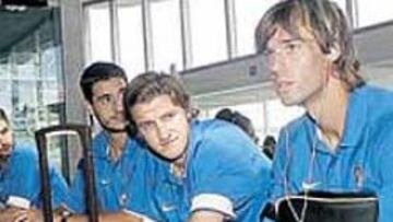 <b>AGOTADOS. </b>Gabi, Pablo, Mista y Valera. de escala en París.