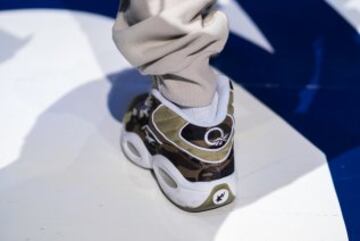 Los Sixers rindieron homenaje a Allen Iverson haci¨¦ndole entrega de la chaqueta especial que le reconoce como miembro del Sal¨®n de la Fama.