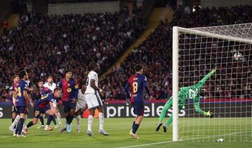 2-3. C¨®rner que lanza Hakan ?alhanoglu, mide mal Wojciech Szczesny y el defensa neerland¨¦s remata en boca de gol.