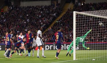 2-3. Córner que lanza Hakan Çalhanoglu, mide mal Wojciech Szczesny y el defensa neerlandés remata en boca de gol.