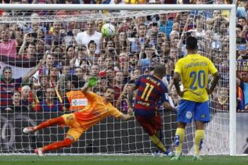El delantero brasileño del FC Barcelona Neymar Da Silva falla un penalti durante el partido de la sexta jornada de Liga en Primera División entre el FC Barcelona y la UD Las Palmas disputado en el Camp Nou. 