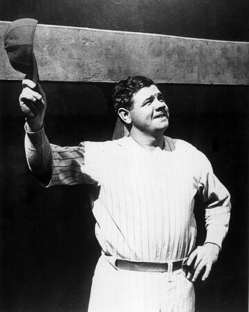 Mejor conocido como Babe Ruth es toda una leyenda del deporte mundial. Sus más de 100 kilos no mermaron sino acrecentaron el poder que tuvo con un bat. 714 home runs, 2 mil 213 carreras producidas, siete Series Mundiales ganadas, inducido al Salón de la Fama en 1936, y una multitud de historias (no todas reales) en torno a su figura. Nadie ha vuelto a portar el número ‘3’ con los Yankees. ‘El Bambino’ murió en 1948 dejando un enorme hueco en las Grandes Ligas.