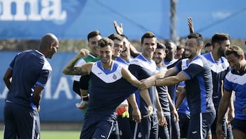 El delantero ítalo-brasileño celebró ayer en el entrenmamiento los 25 años. Sus compañeros le hicieron un túnel bromeando.