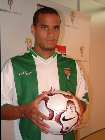 Llegó al Córdoba en enero de 2004 y se marchó al final del año. Jugó 29 partidos y anotó 1 gol.