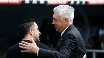 Xavi y Ancelotti se saludan, durante un Clásico.