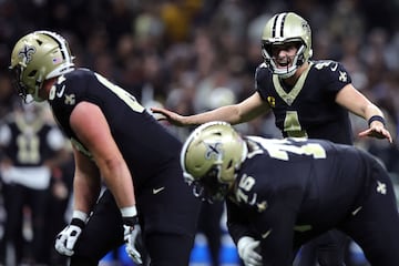 Derek Carr #4 of the New Orleans Saints calls out at the line of scrimmage 