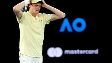 Jannik Sinner celebra su victoria contra Alexander Zverev en el Open de Australia.