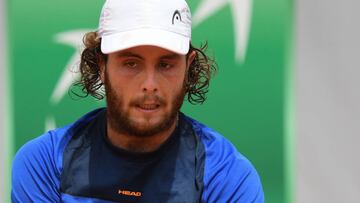 Marco Trungelliti devuelve una bola ante Marco Cecchinato durante su partido de segunda ronda en Roland Garros 2018.