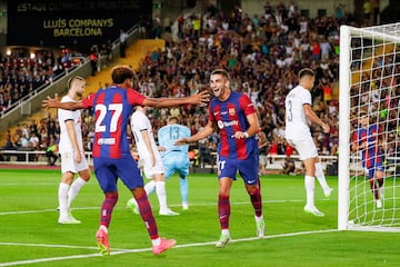 2-2. Ferran Torres celebra el segundo tanto que marca en el minuto 80 con Lamine Yamal.