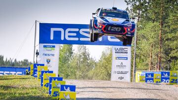 Thierry Neuville volando en Finlandia con el Hyundai.