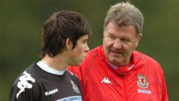 Toshack, cuando dirigía a Bale en Gales.
