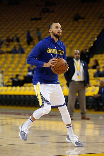 Stephen Curry calentó antes del partido.